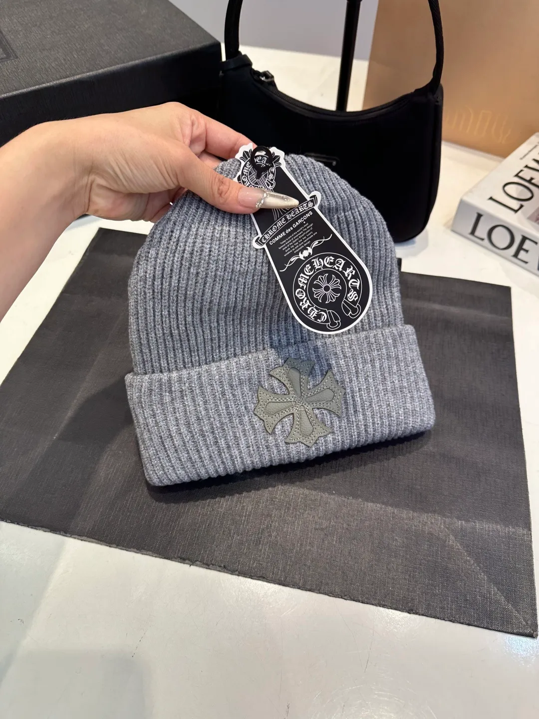 P46 Crow Heart Wool Hat, too flattering for your face. No matter you have a long face, a round face or a square face, you can easily wear it because the hat is very thick, so your face looks small, delicate and cute. Fashionable street style, recommended hat for autumn and winter.